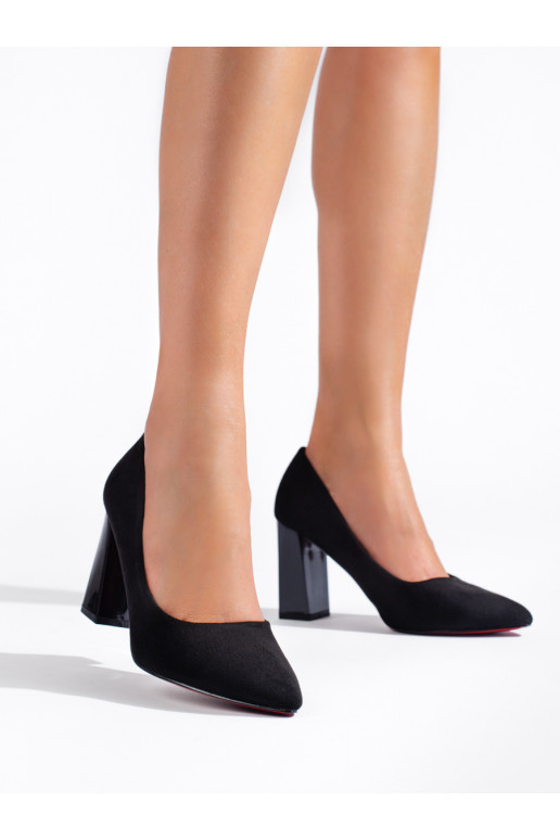 Juodos spalvos aukštakulniai ant kulno