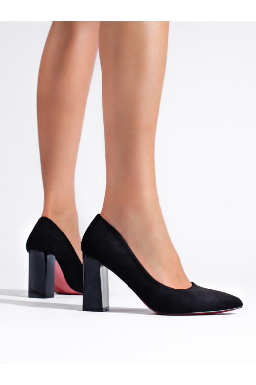 Juodos spalvos aukštakulniai ant kulno