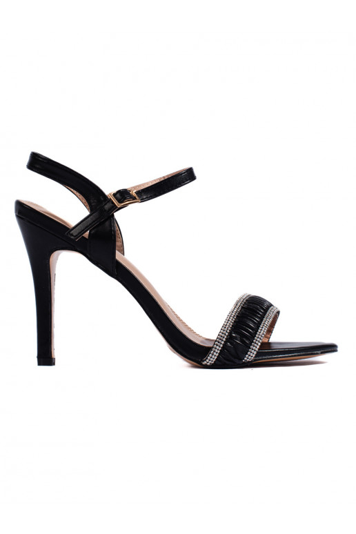 Juodos spalvos  sandalai  su plonu kulniuku