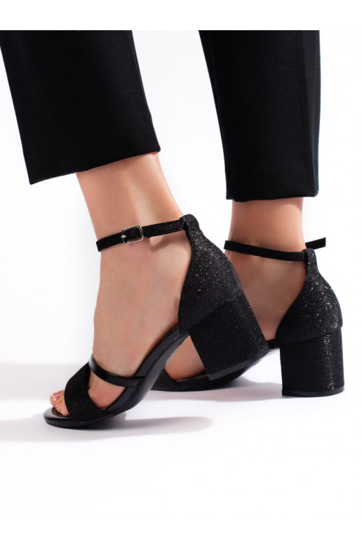 su blizgesiu juodos spalvos sandalai ant kulno