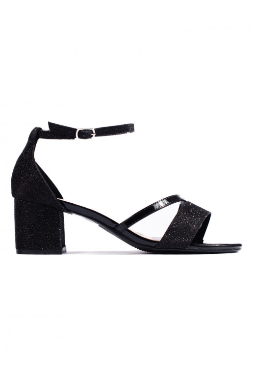 su blizgesiu juodos spalvos sandalai ant kulno