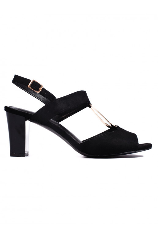 Juodos spalvos sandalai  ant kulno