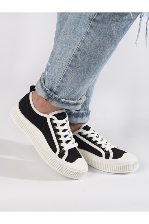 Juodos spalvos klasikinio modelio moteriški sportbačiai su platforma Juodos spalvos klasikinio modelio moteriški sportbačiai su platforma