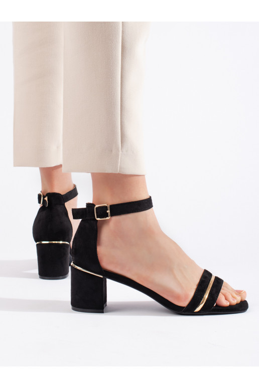Juodos spalvos iš zomšos sandalai ant kulno