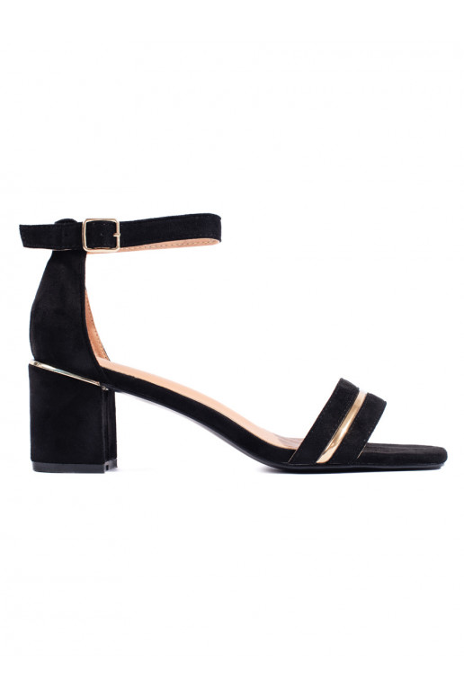Juodos spalvos iš zomšos sandalai ant kulno