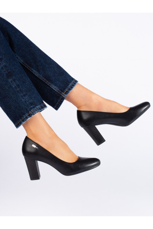 Juodos spalvos aukštakulniai ant kulno Sergio Leone