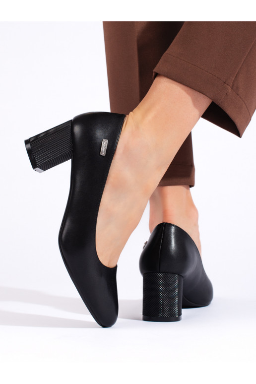 Juodos spalvos aukštakulniai ant kulno Sergio Leone