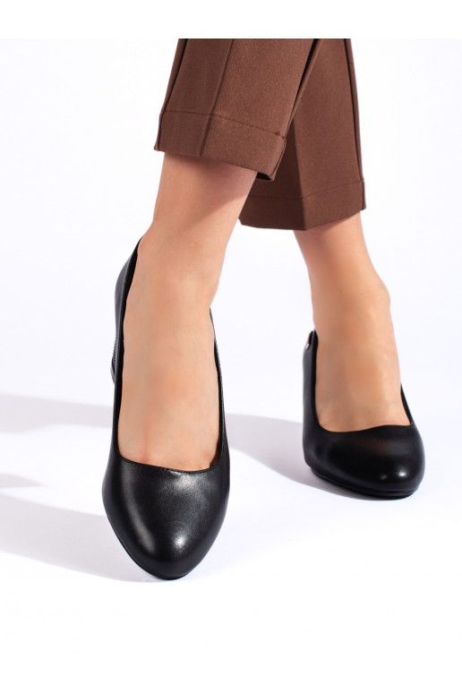 Juodos spalvos aukštakulniai ant kulno Sergio Leone