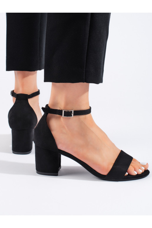 Juodos spalvos iš zomšos sandalai ant kulno