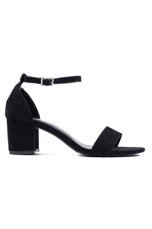 Juodos spalvos iš zomšos sandalai ant kulno