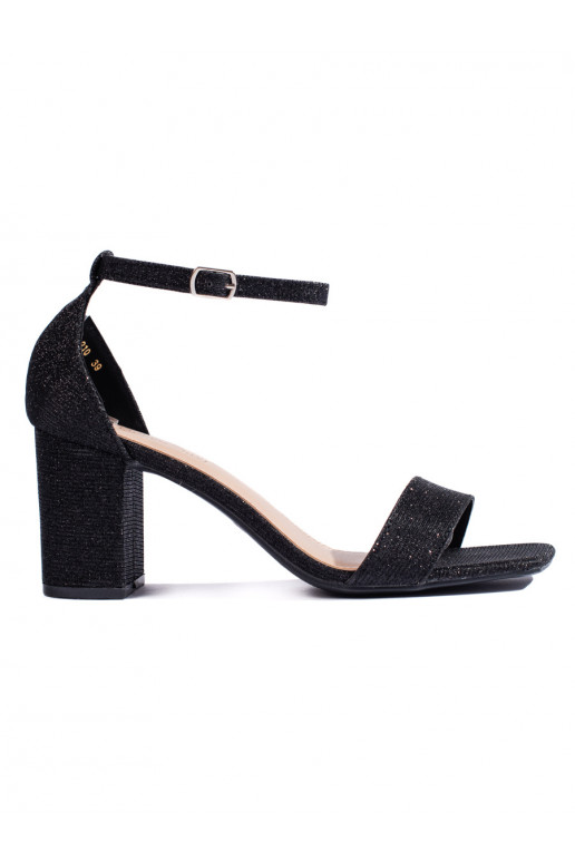 Juodos spalvos  sandalai  ant kulno