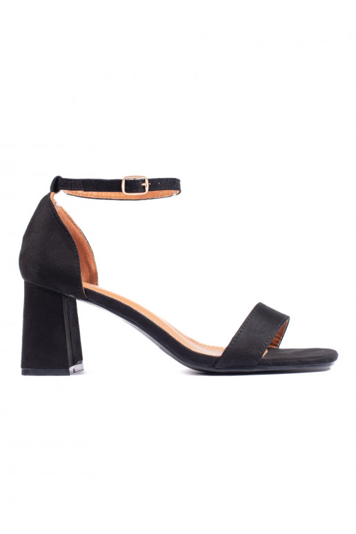 iš zomšos juodos spalvos sandalai  