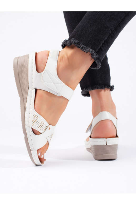 Patogios moteriškos basutės su nedidele platforma  baltos spalvos