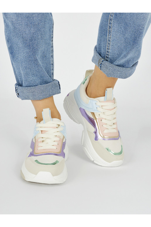 Įvairių spalvų  sportiniai batai su masyviu kulnu