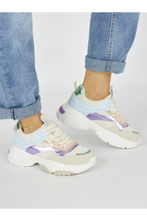 Įvairių spalvų  sportiniai batai su masyviu kulnu