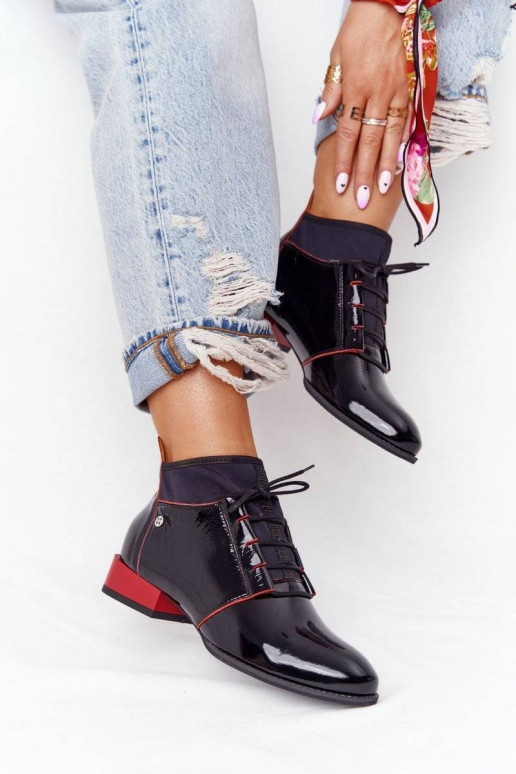 Aulinukai Juodos ir raudonos spalvos Aulinukai Juodos ir raudonos spalvos