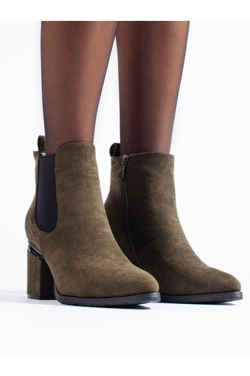 chaki spalvos iš zomšos  ant kulno Vinceza