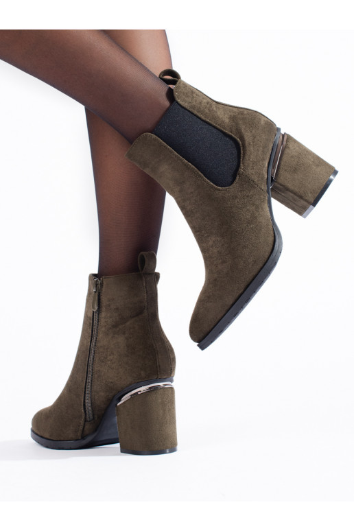 chaki spalvos iš zomšos  ant kulno Vinceza