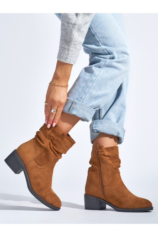 rudos spalvos kaubojiško stiliaus batai