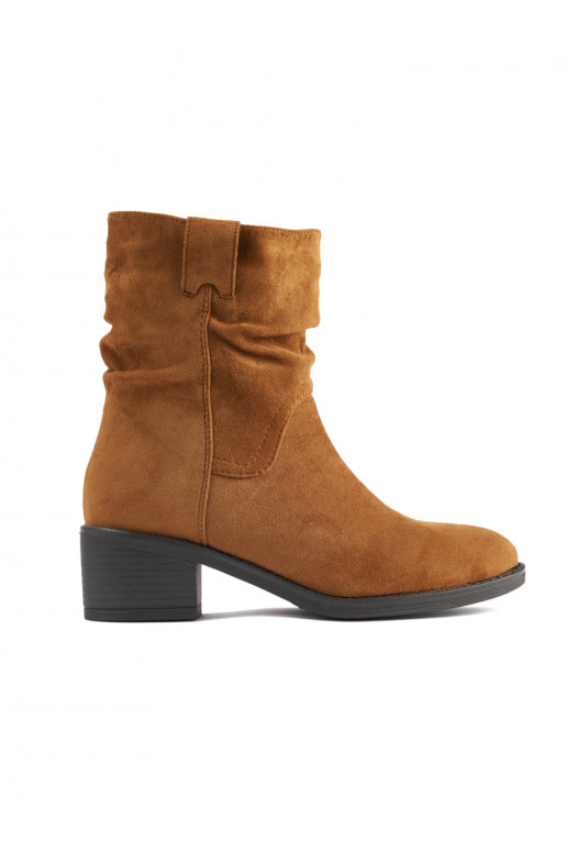 rudos spalvos kaubojiško stiliaus batai