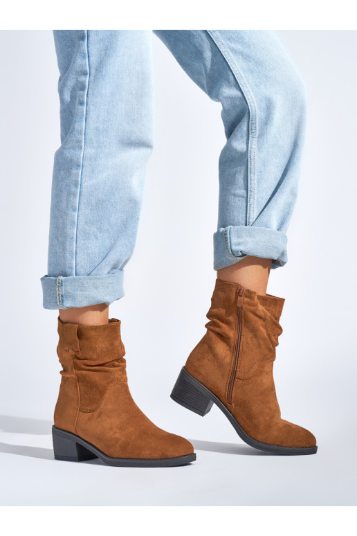 rudos spalvos kaubojiško stiliaus batai