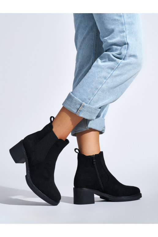 Juodos spalvos  batai ant kulno