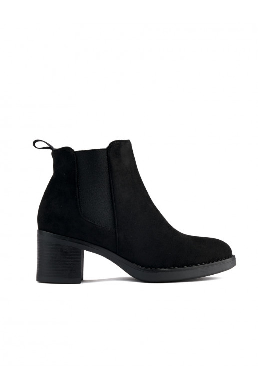 Juodos spalvos  batai ant kulno