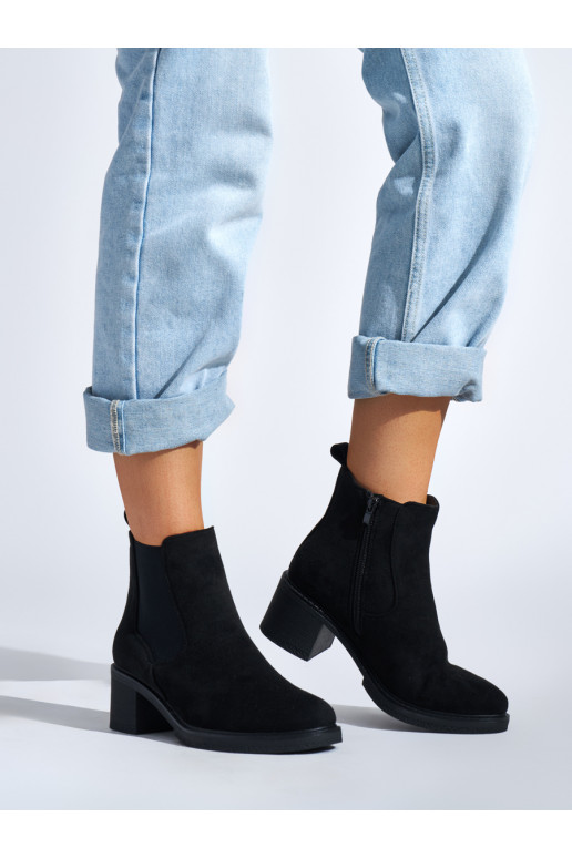 Juodos spalvos  batai ant kulno