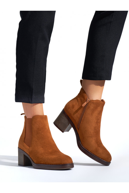 rudos spalvos  batai ant kulno