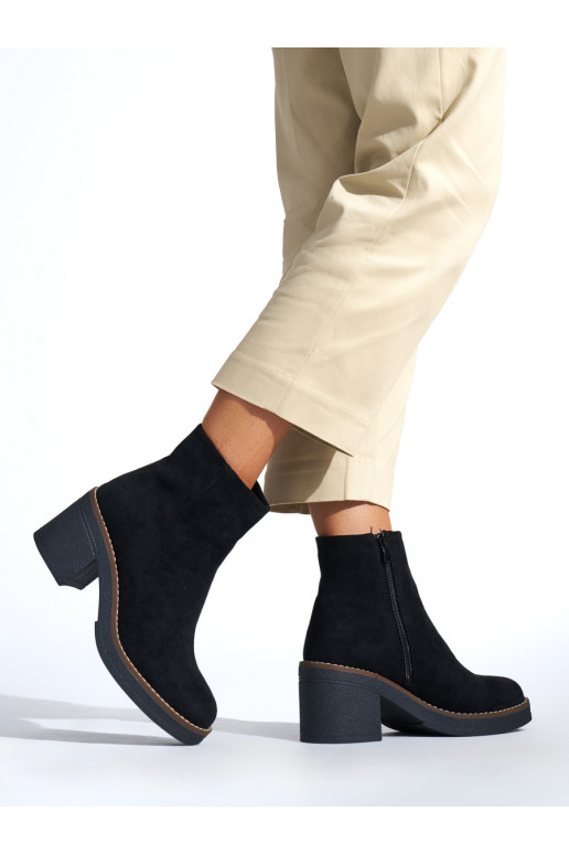 Juodos spalvos moteriški batai ant kulno Juodos spalvos moteriški batai ant kulno