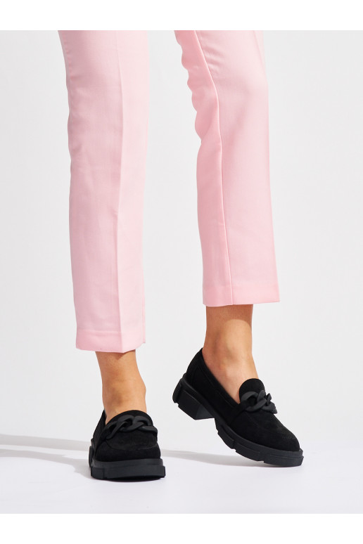 Juodos spalvos  mokasinai z ozdobnym łańcuchem