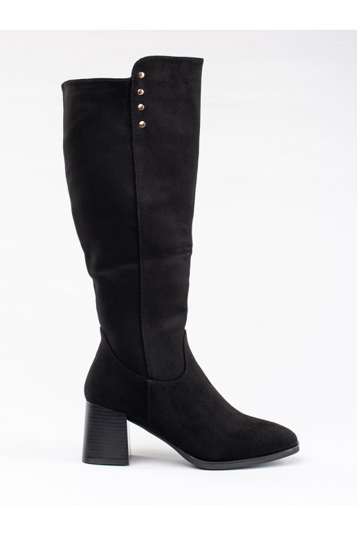 Juodos spalvos iš zomšos ilgaauliai ant kulno