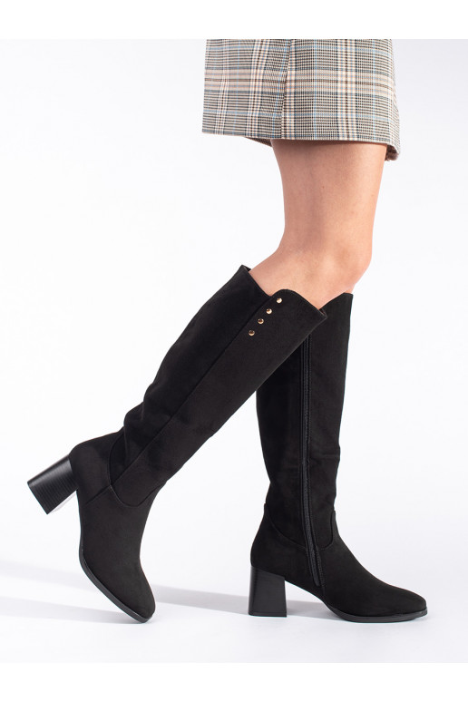 Juodos spalvos iš zomšos ilgaauliai ant kulno