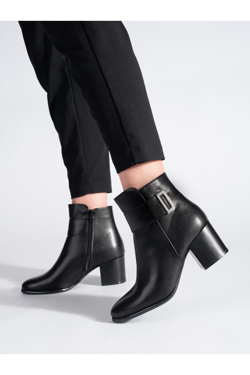   juodos spalvos batai ant kulno Sergio Leone