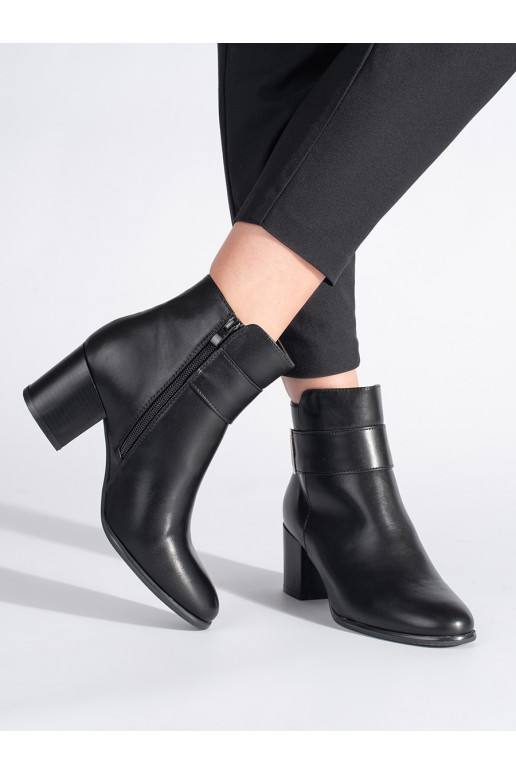   juodos spalvos batai ant kulno Sergio Leone