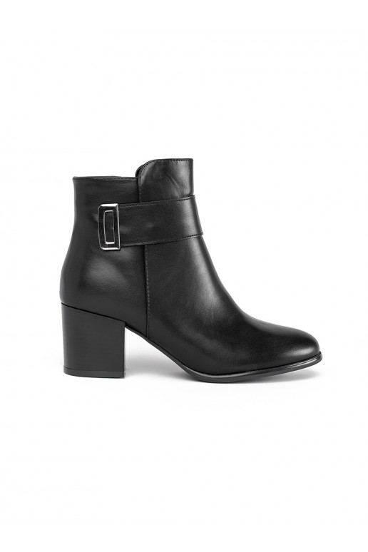   juodos spalvos batai ant kulno Sergio Leone