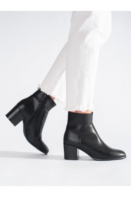 Juodos spalvos batai ant kulno Sergio Leone