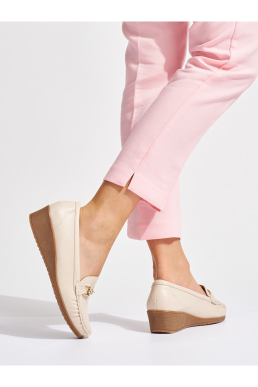 smėlio spalvos moteriški mokasinai su sagtimis