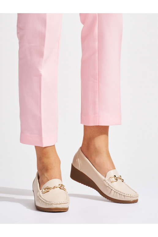 smėlio spalvos moteriški mokasinai su sagtimis