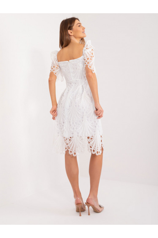 Baltos spalvos nėriniuota suknėlė