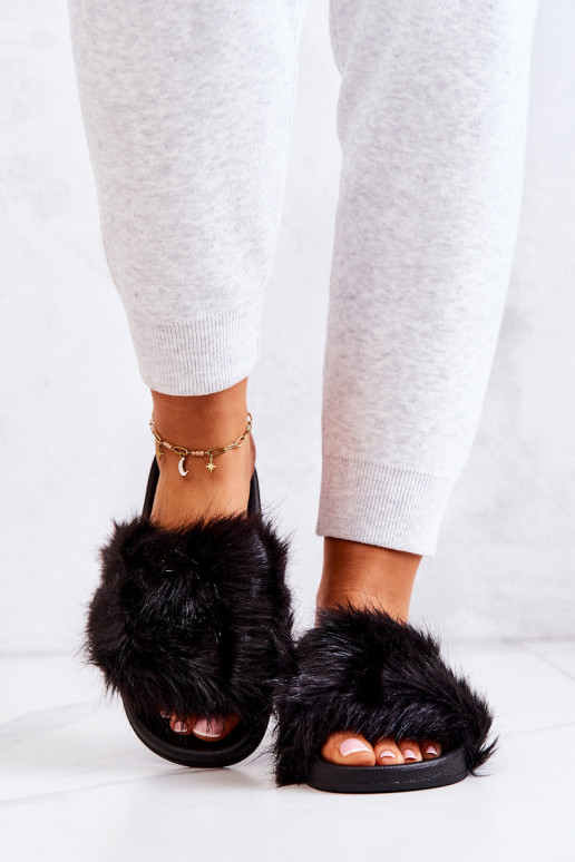 Šlepetės su kailiuku juodos spalvos Pollie