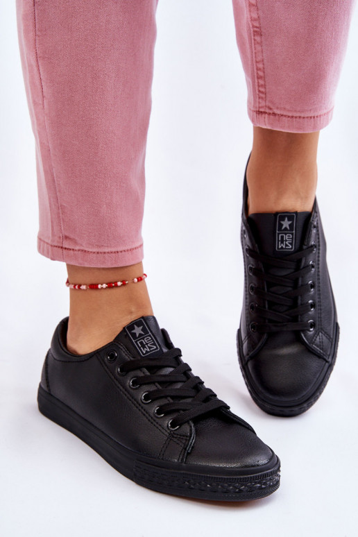 su dirželiais Klasikinio modelio laisvalaikio batai juodos spalvos Misima