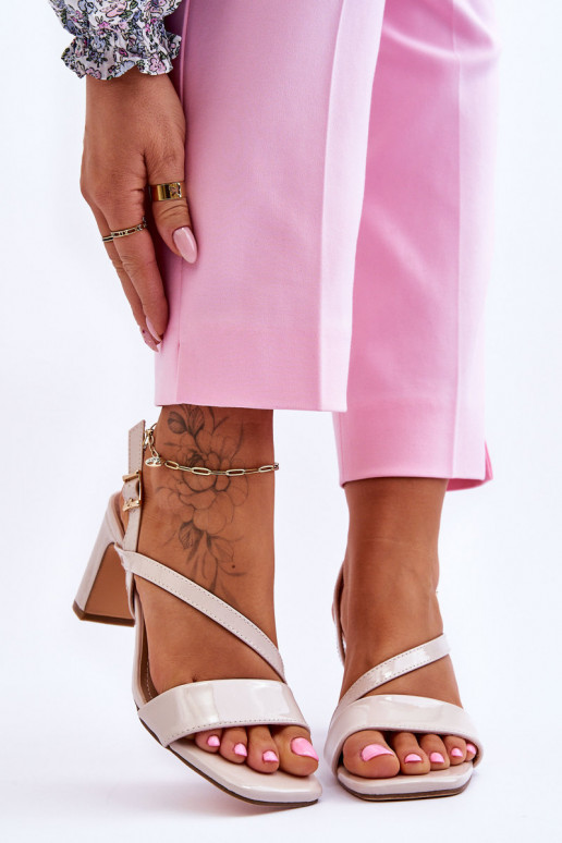 su lako efektu basutės su kulniukais smėlio spalvos Carrie su lako efektu basutės su kulniukais smėlio spalvos Carrie