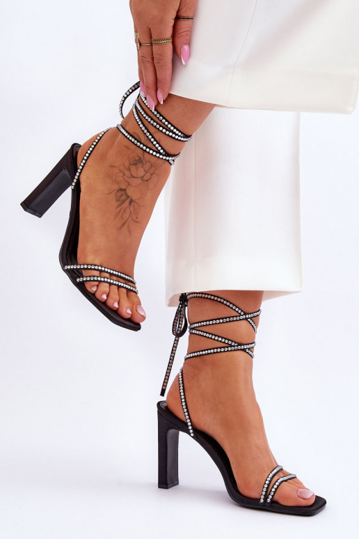 Elegantiško stiliaus suvarstomos basutės su kniedėmis juodos spalvos Nessy