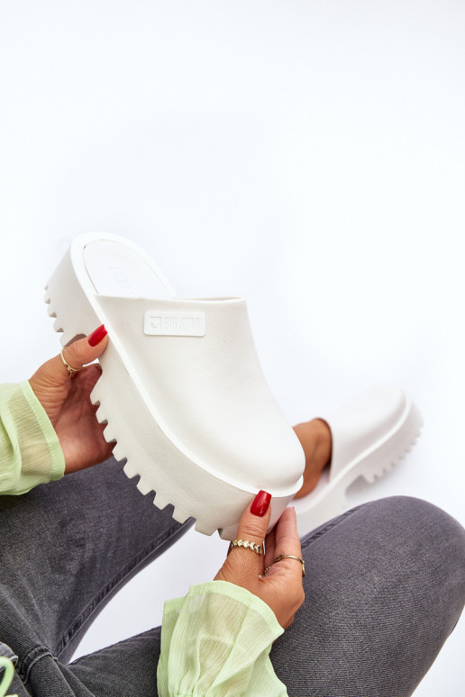 Šlepetės su madingais masyviais padais Big Star NN274015 baltos spalvos