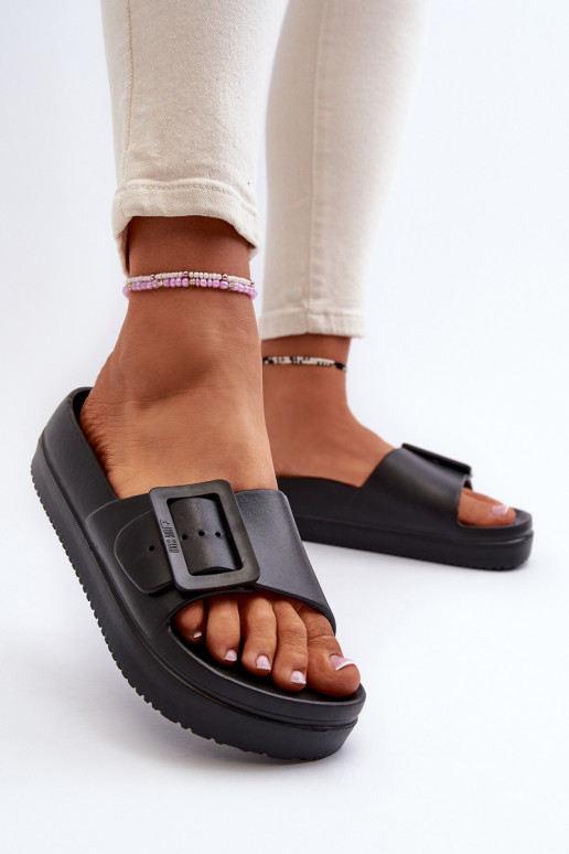 Lengvos šlepetės su platforma su sagtimis Big Star NN274A662 juodos spalvos