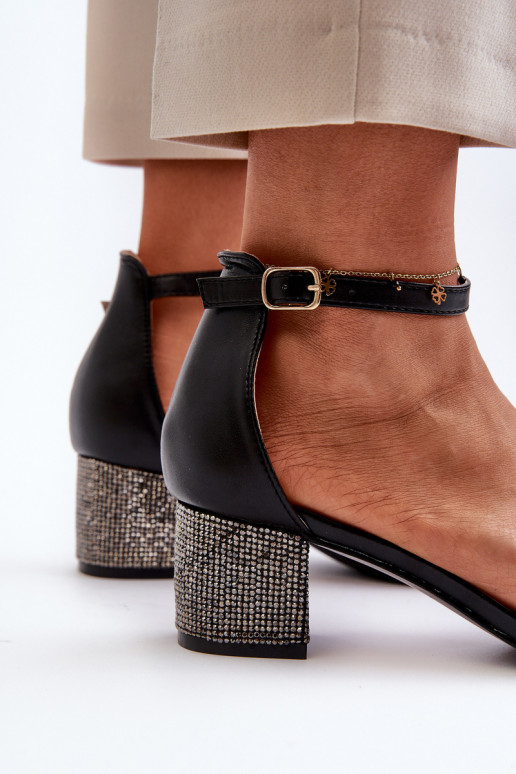 Moteriškos basutės iš eko odosZdobionym Obcasie juodos spalvos Wiatalia