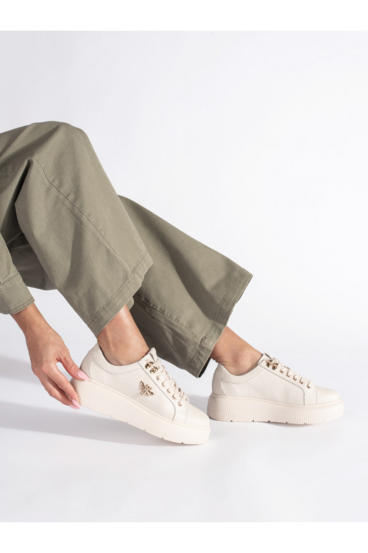     modelio batai su platforma