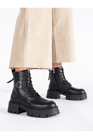 juodos spalvos batai su masyviu kulnu