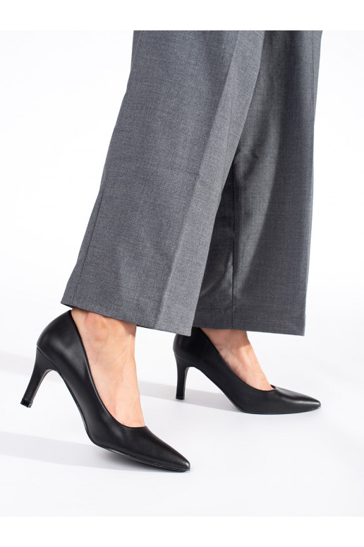   juodos spalvos aukštakulniai su plonu kulniuku